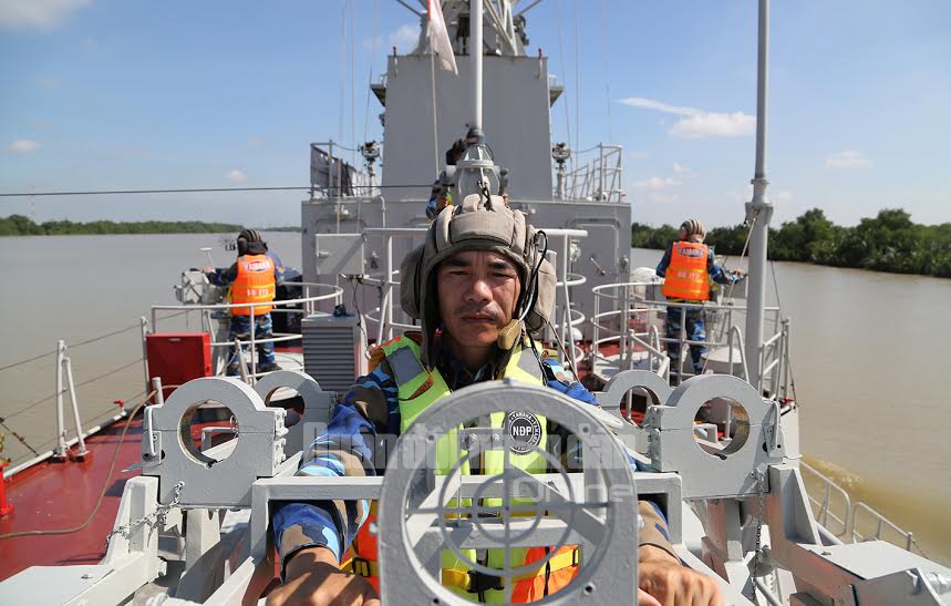 Trắc thủ Tên lửa A-72 trên Tàu 273, Lữ đoàn 167 xử trí tình huống tác chiến phòng không.